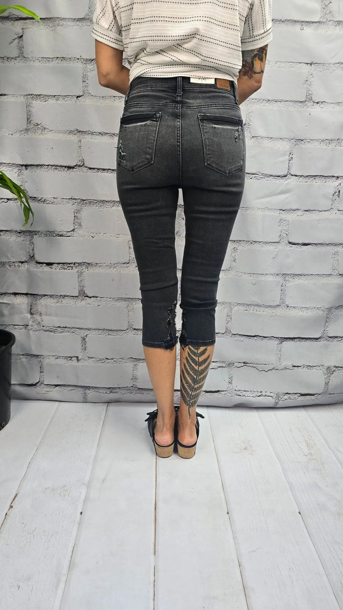 Arden Distressed Blk Capri Judy Blue