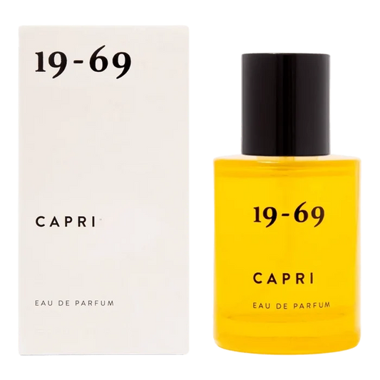 19-69 Capri Eau de Parfum i glassflaske med gult vann og sort kork på hvit bakgrunn