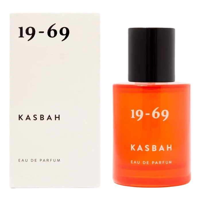 19-69 Kasbah Eau de Parfum flaske med oransje væske og sort lokk på hvit bakgrunn