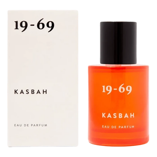 19-69 Kasbah Eau de Parfum flaske med oransje væske og sort lokk på hvit bakgrunn