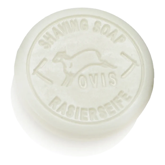 Ovis barbersåpe refill i hvit, rund såpe med sauemønster og tekst for skånsom barbering